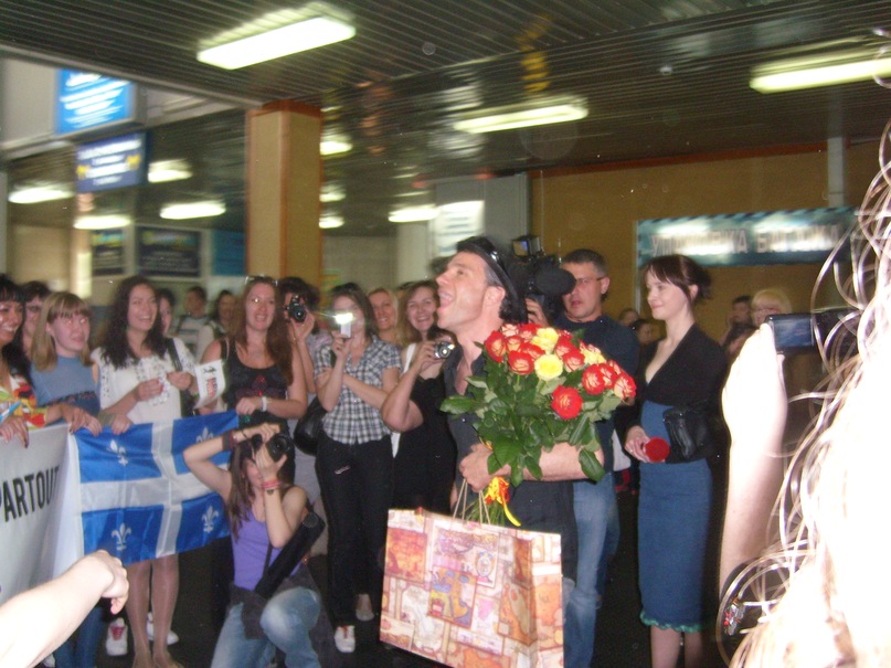 Киев, встреча в аэропорту 18!!/20 мая + автограф сессия 2011 - Страница 4 Y_88f3b92a